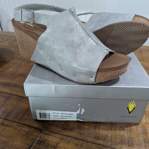 Volatile Women's Gray Wedge Sandals